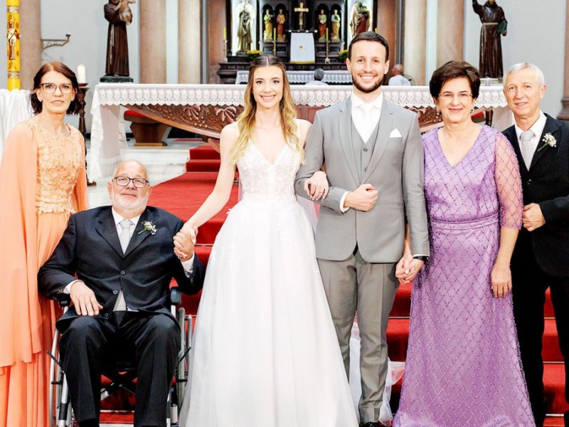 Os pais; Irma e José Augusto Burger e Viviani e Sergio Roberto da Silva, na alegria e emoção por abençoar os filhos recém-casados.