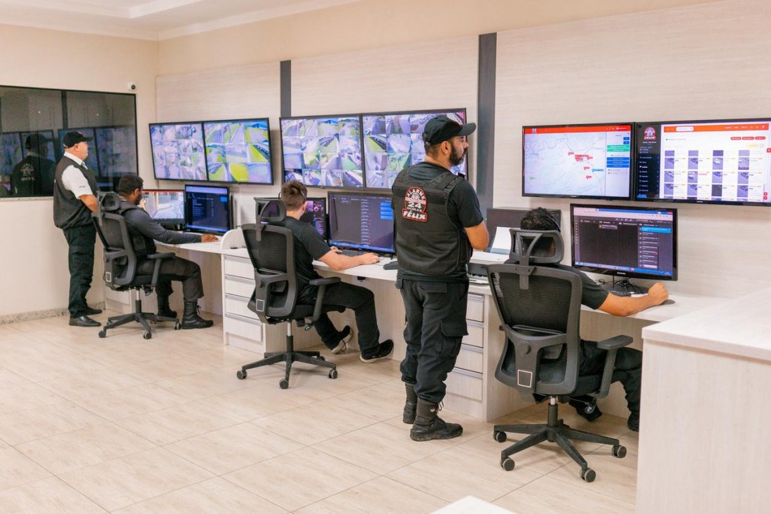 Equipamentos de última geração são instalados para captarem imagens perfeitas na central de monitoramento, enquanto uma equipe de seguranças permanece de prontidão  