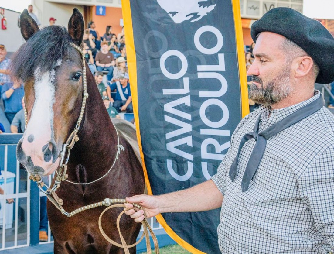 Eduardo e o cavalo crioulo Lanceiro do Fundo da Serra 