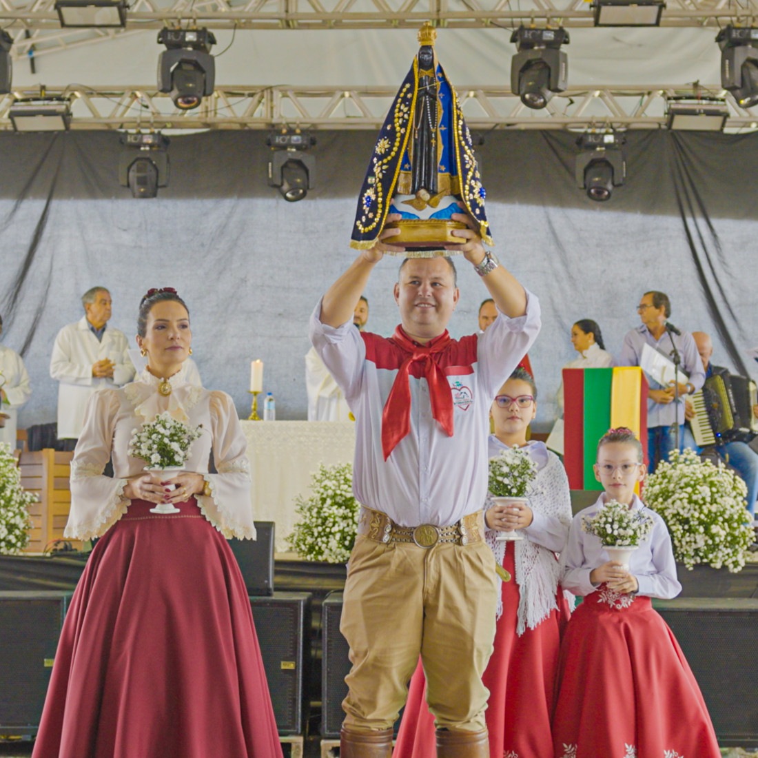 Ramon Nicolodi, Diretor de Organização do CTG Coração do Vale, junto da esposa Vera e das filhas Brenda e Alana, num momento mais que especial e emocionante. A tradicional Santa Missa Crioula, que aconteceu no domingo de manhã, fez parte da programação da linda festa que movimentou a cidade e toda região.