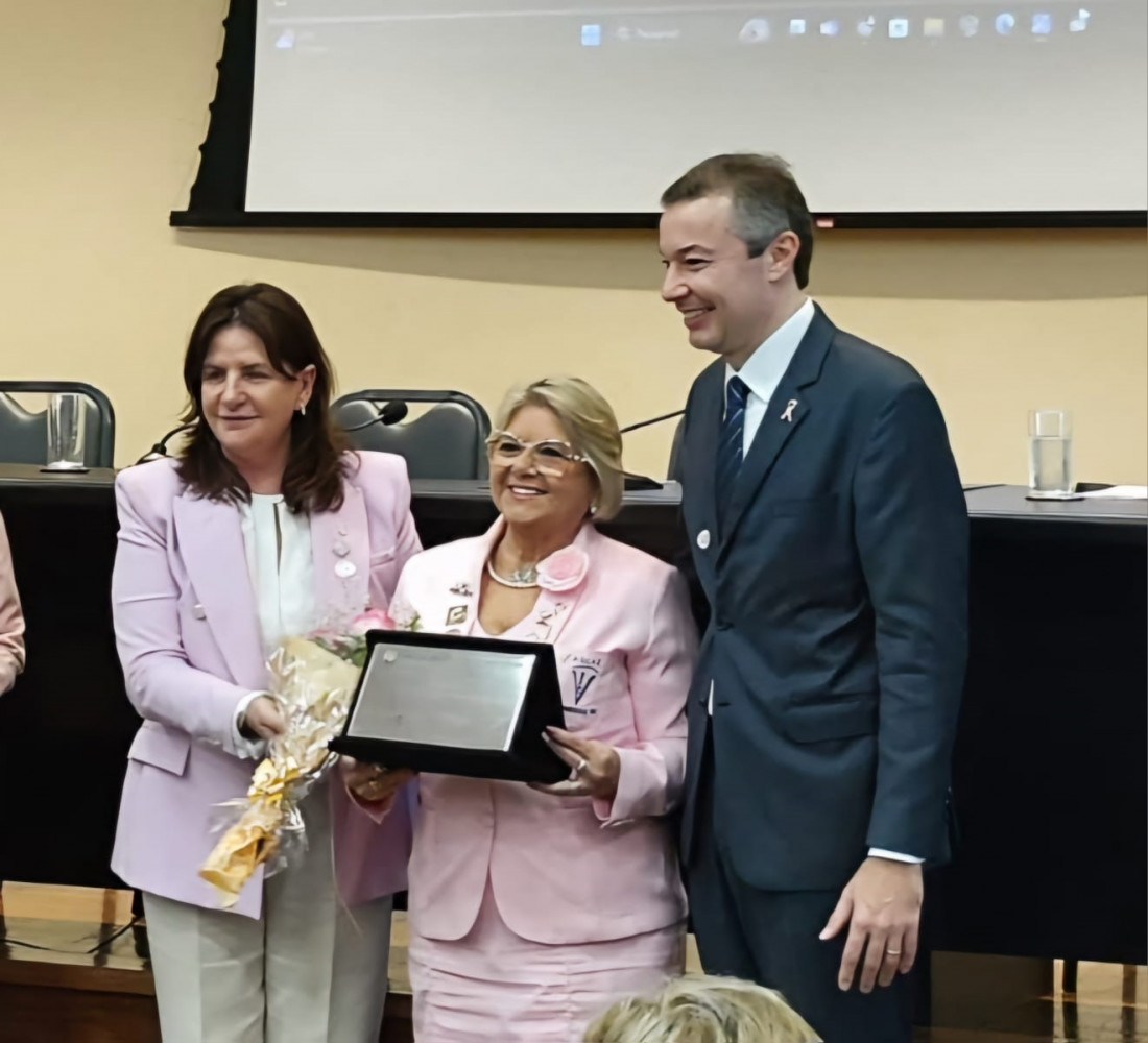 Aglaê Nazario de Oliveira foi homenageada no dia 22, na Assembleia Legislativa pelo Deputado Napoleão Bernardes pelos trabalhos prestados quando esteve na presidência da Rede Feminina de Combate ao Câncer Estadual, que este ano completa 63 anos. Aglaê foi agraciada em falar em nome de todas as ex-presidentes no momento único, estando presente em torno de 400 voluntárias. Merecida homenagem. Parabéns, Aglaê!