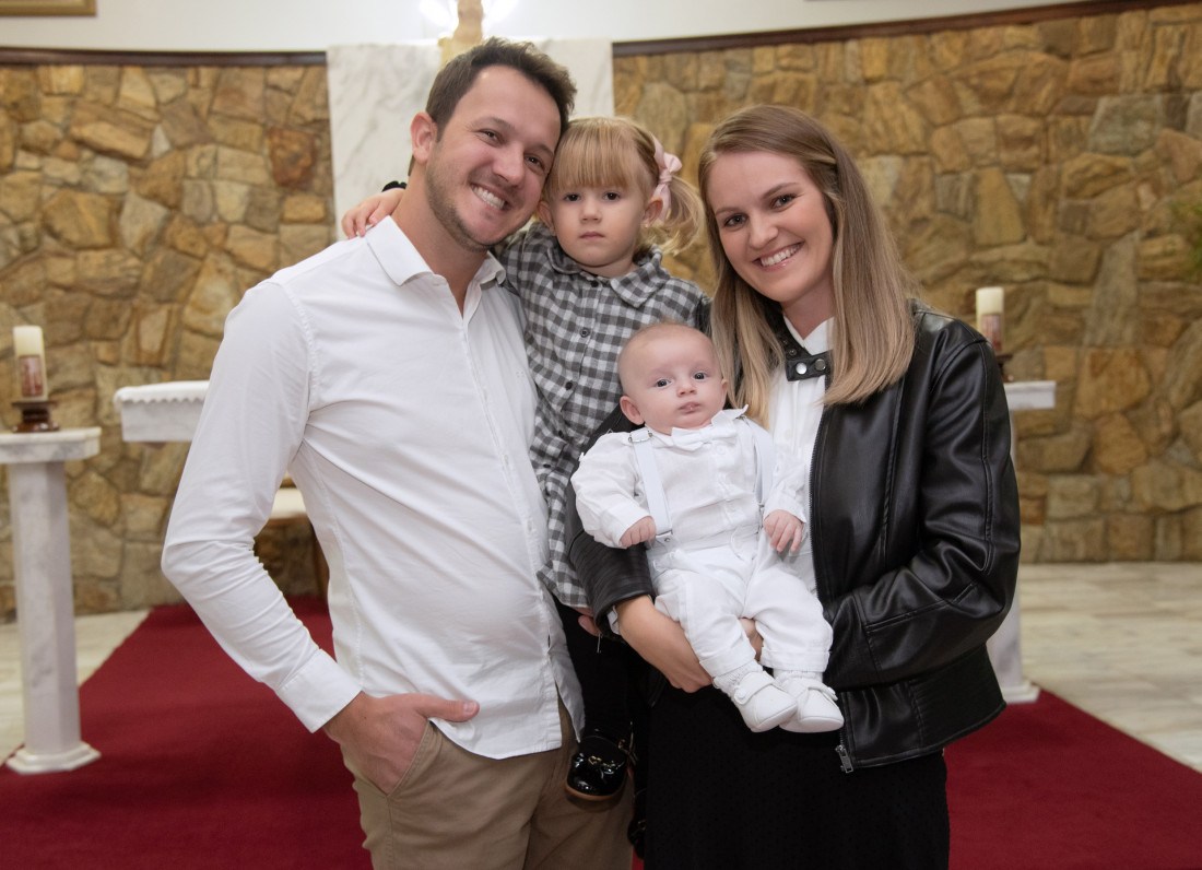 Os pais Ilson e Amanda e a irmã Júlia, com o amado Arthurw no dia do seu primeiro sacramento, o Batismo.