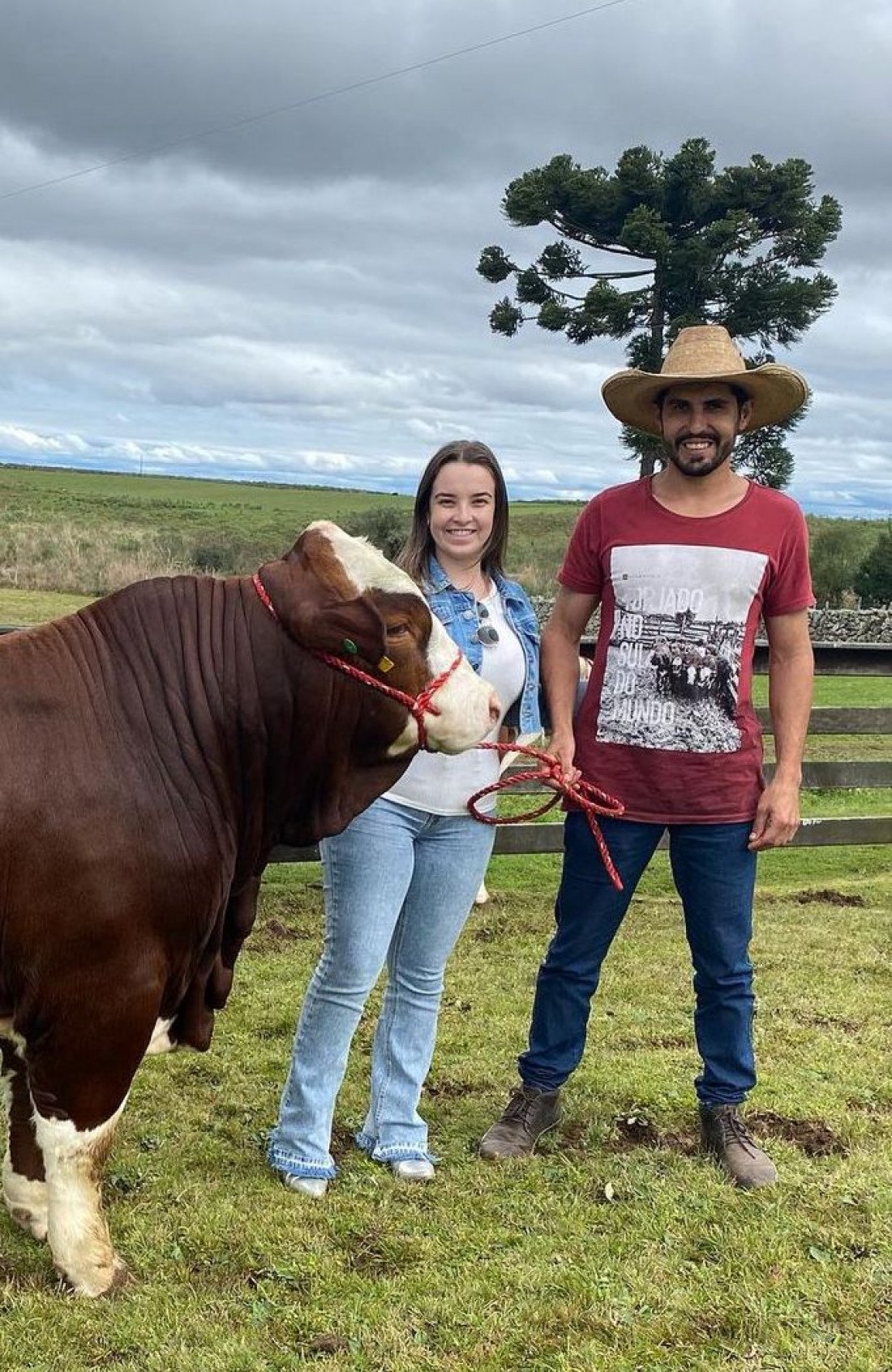 O médico veterinário Kuko Zimmermann, esteve de aniversário neste dia 29. Competente, comprometido e amigo de todos não faltaram manifestações de carinho e felicitações. Na foto com a  amada Thaís Lopes.