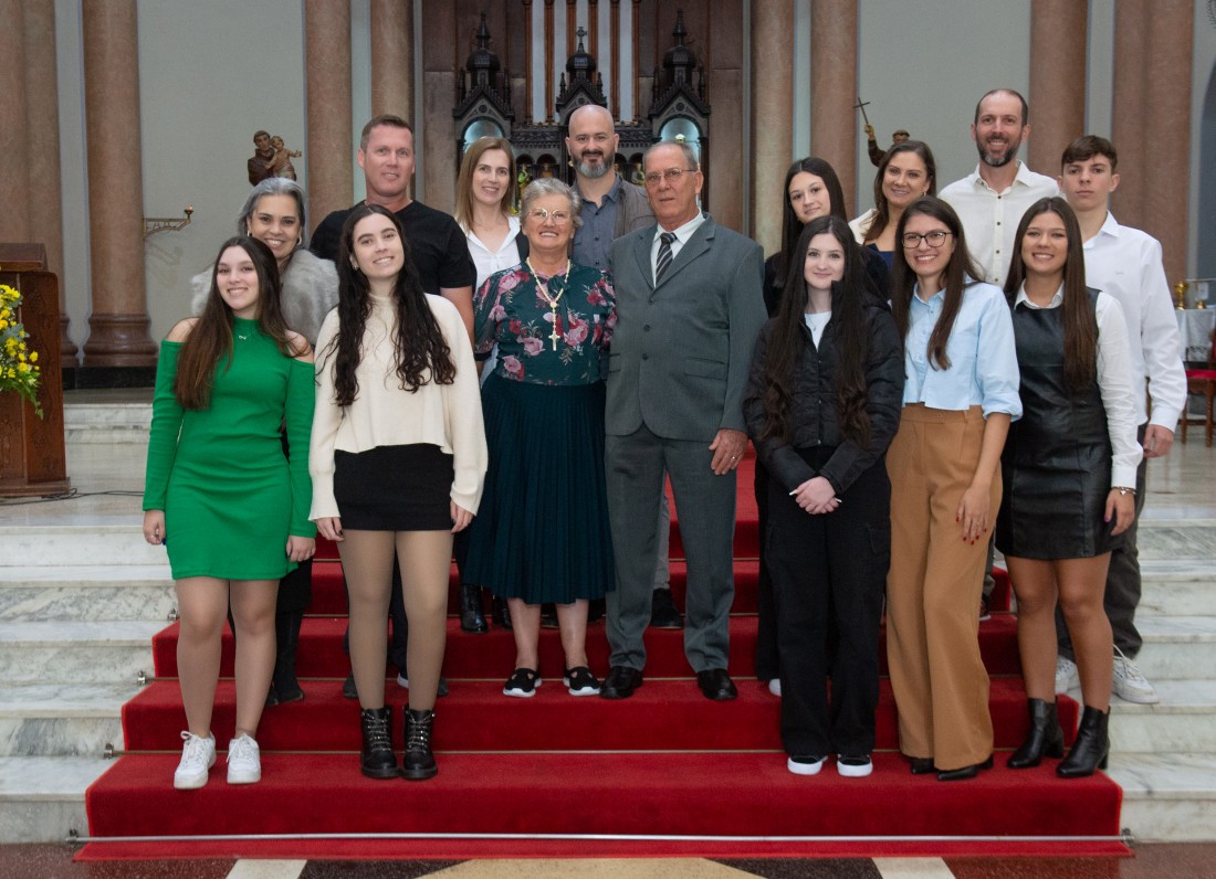 Linda família reunida para a celebração das Bodas de Ouro. Foi no dia 25/05, na Igreja Matriz São Pedro Apóstolo, que Marlene e Nivaldo Avancini receberam as benções por 50 anos de vida familiar. Momento de alegria e muitas felicitações! 