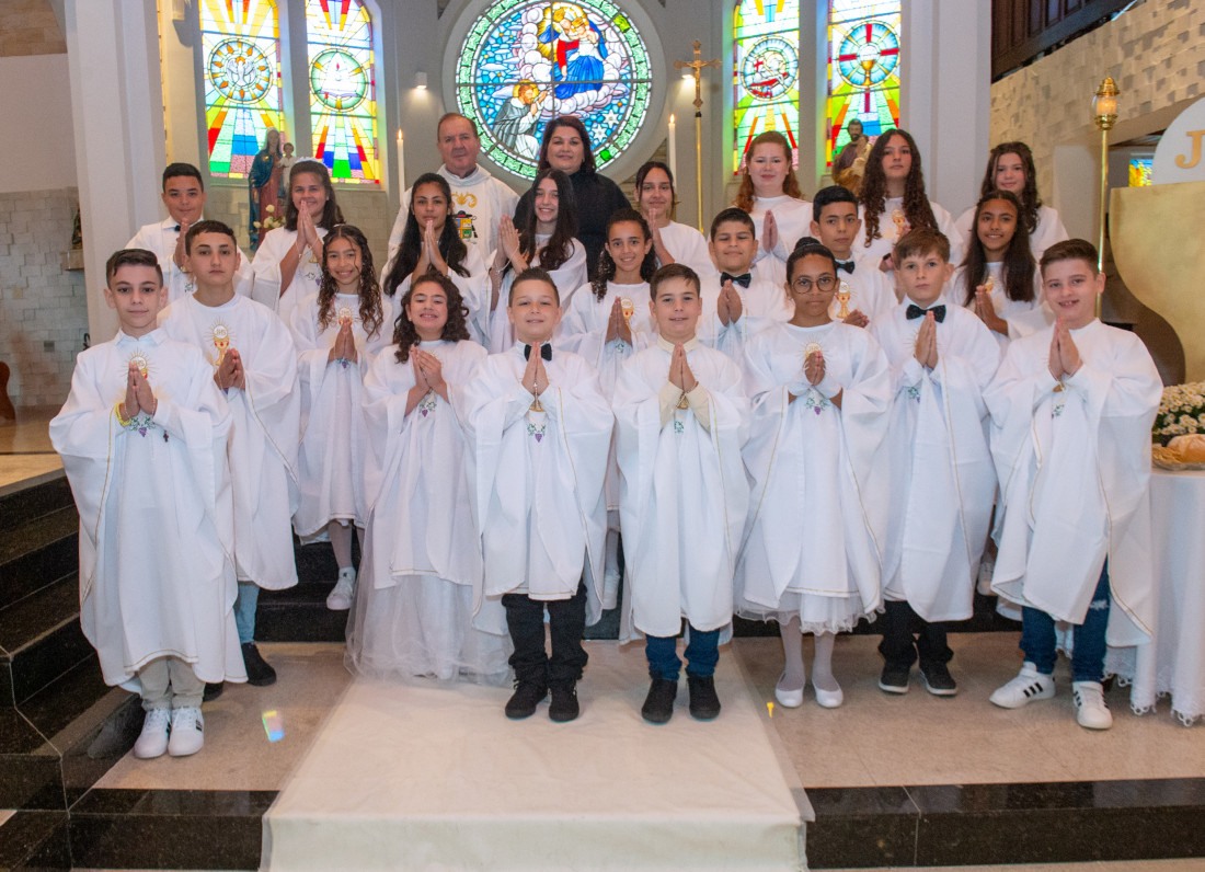 Primeira Eucaristia para os catequizados da Igreja Nossa Senhora do Rosário. Lindo registro!