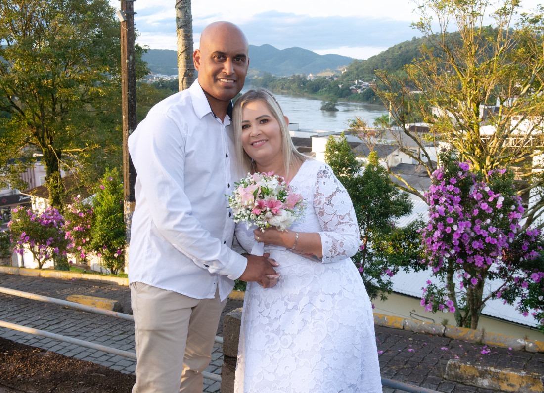 O casamento de Clara e Evandro realizou-se no dia 24/05. Felicidades a vida familiar! 