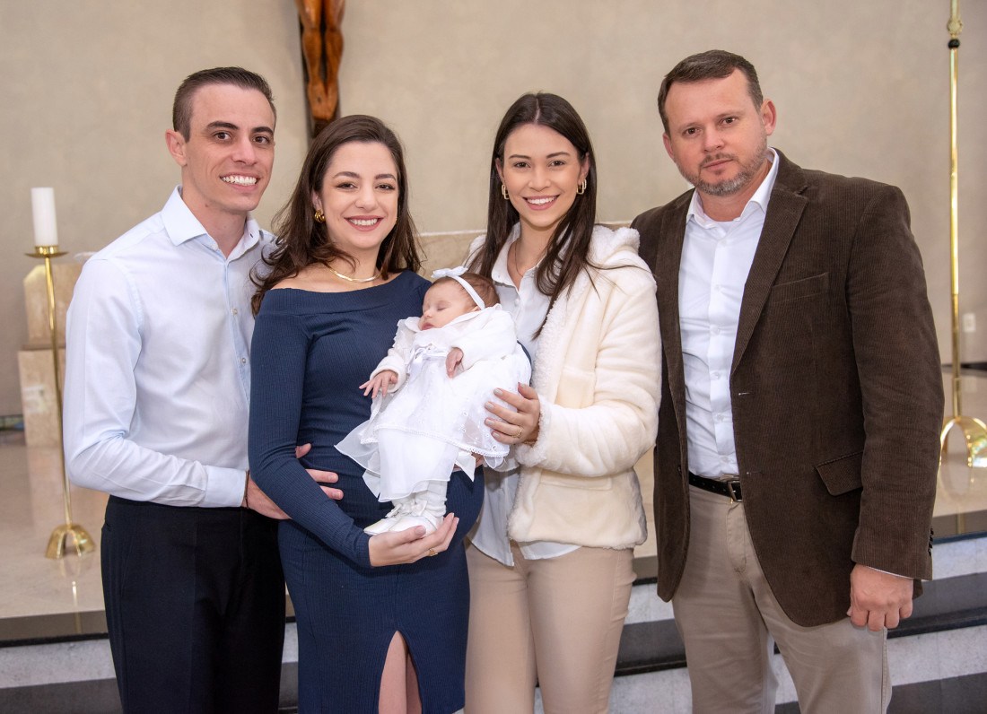 Fé e amor no Batizado da amada Júlia. Pais, Maria Clara e Marcos Souza e os padrinhos Pietra e Pedro.