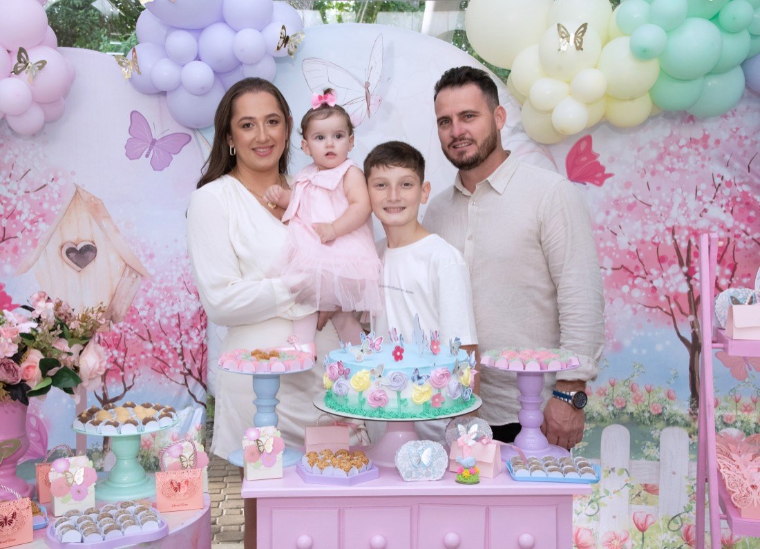 Os pais, Bianca e Alex e o irmão Ryan, comemorando o primeiro aniversário da Alice, com uma linda festa.