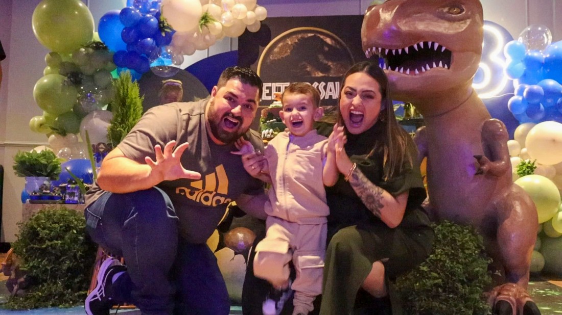 Foi nessa energia que Heitor Reinert Schramm comemorou seu aniversário de três anos. Os "dinossauros" invadiram a festa e o "Heitorssauro" se divertiu muito. De parabéns também os pais Daniel e Fran por todo esse amor e carinho!!!