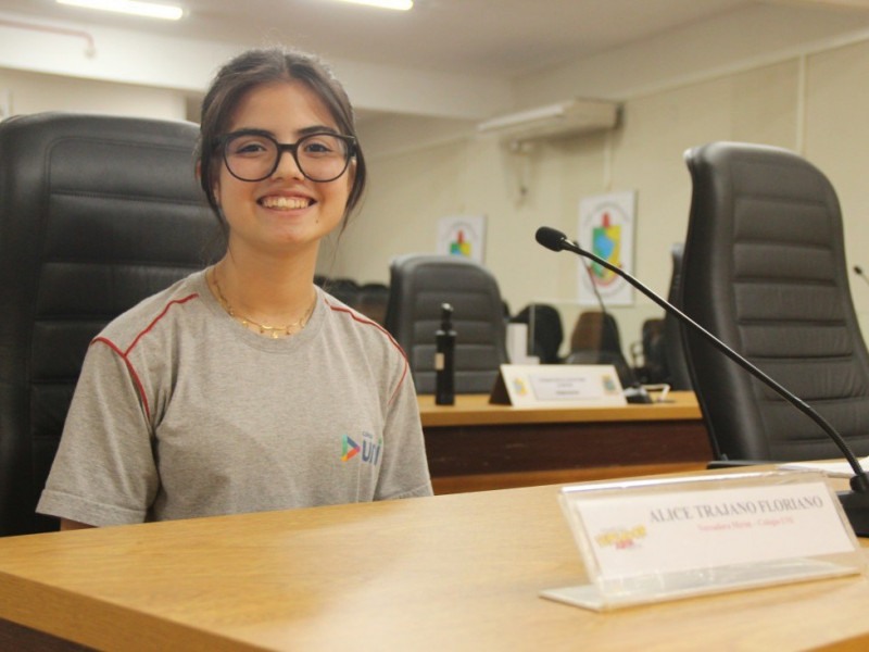 "Só havia um candidato na minha escola e eu decidi também participar" - Alice Trajano Floriano, de 13 anos, aluna do 7º Ano do Colégio Uni