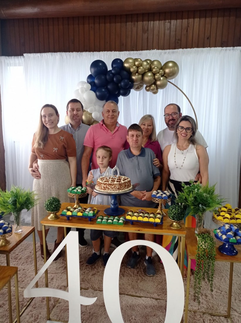 Domingo (16), foi dia de cantar parabéns para André Luís Demmer, o popular Dé, querido por todos. Na foto; os pais Rogério Francisco Demmer e Mariane Moritz Demmer, os irmãos Rafael e Gabriel, cunhadas Juliana e Luise e o sobrinho Bernardo. E também a sobrinha Alice que nascerá em novembro e será sua afilhada.