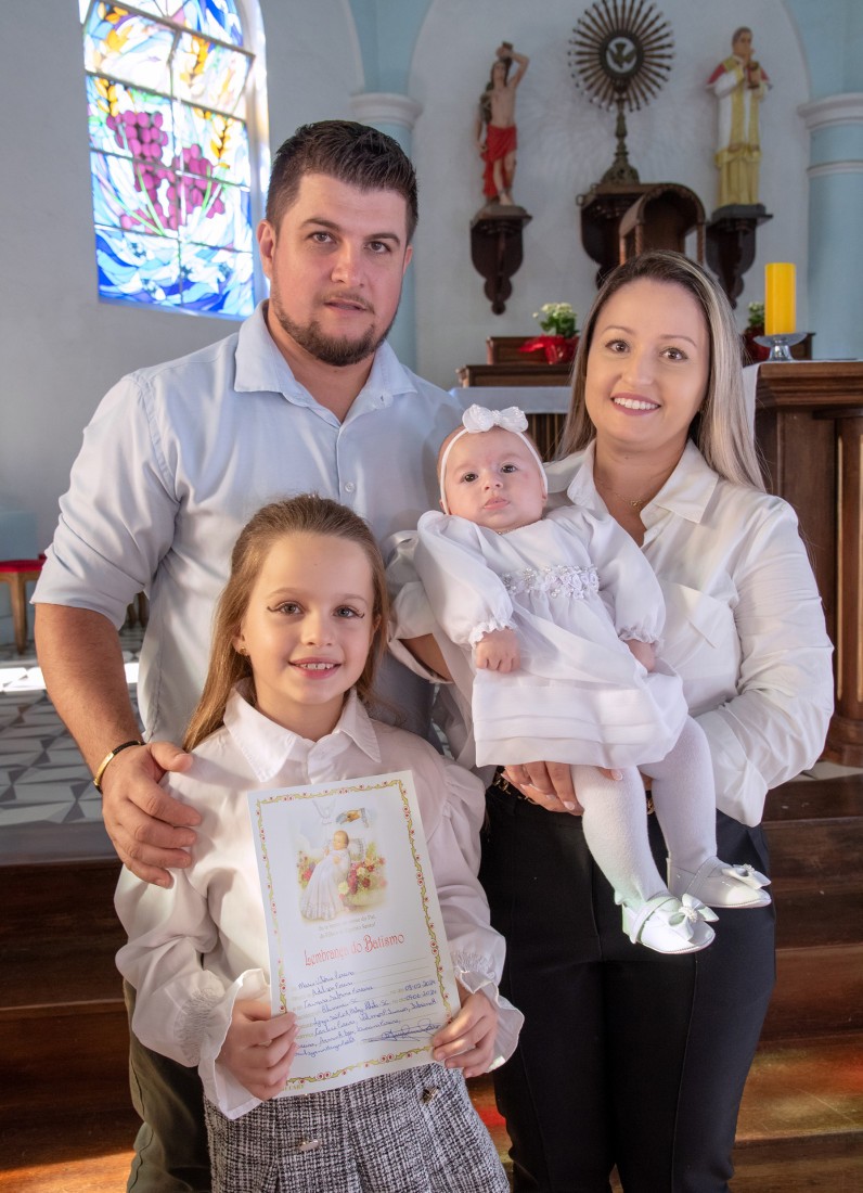 Maria Vitória recebeu o batismo no dia 9, na Igreja Matriz São Pio X de Ilhota. Na alegria e fé dos pais Adilson e Tainara e da irmã Yasmin. Parabéns à linda família!