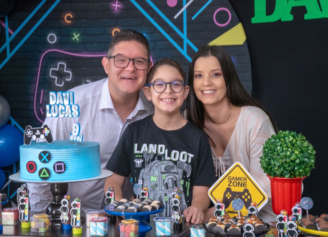 O esperto Davi Zibetti completou 9 anos e ganhou uma divertida festa para comemorar. Tudo no amor dos pais Rosana e Ysmael Zibetti.