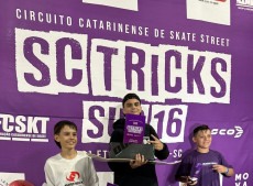 Atleta gasparense (centro) venceu as duas primeiras etapas do catarinense de skate