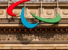 Arco do Triunfo exibe símbolo paralímpico a 2 meses dos Jogos de Paris