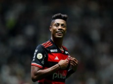 Flamengo goleia Atlético-MG e segue na liderança do Brasileiro