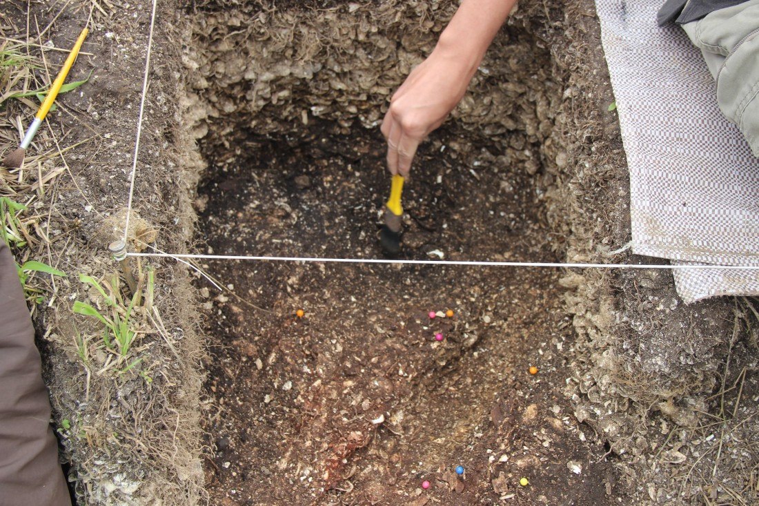 Trabalho de escavação e pesquisa no Sambaqui Pedra de Amolar, em Ilhota