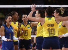 Brasil vence República Dominicana e vai à semifinal no vôlei feminino