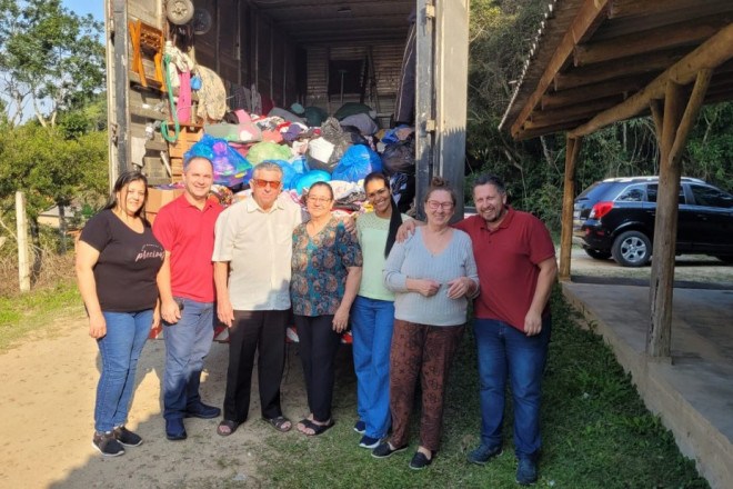 Entrega de donativos em Ilhota