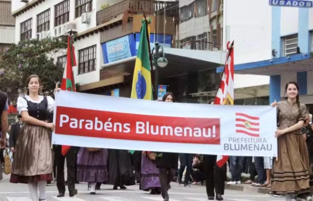 Desfile levou um grande público à Rua XV de Novembro