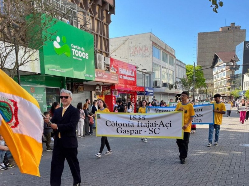 Participação de Gaspar no desfile de 174 anos de Blumenau e de 200 anos da chegada dos alemães ao Brasil