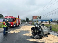 Após uma tentativa de ultrapassagem malsucedida, um carro capotou e colidiu com outro automóvel