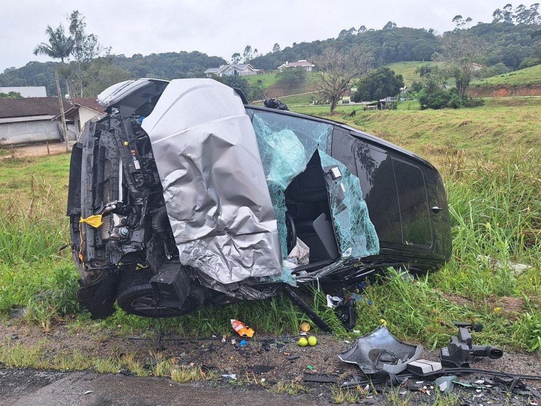 O veículo Hyundai Creta foi parar fora da pista