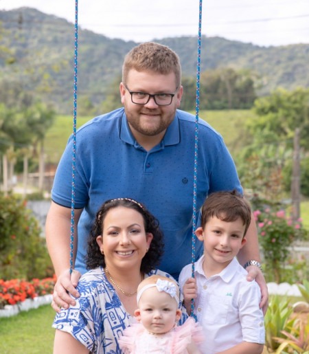 Luara, com os pais Noar e Matheus e do irmão Heitor