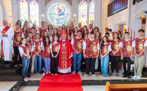 Jovens da Igreja Nossa Senhora do Rosario, junto do Bispo Dom Rafael Biernaski