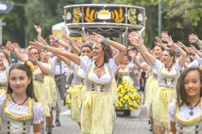 Grupo de Dança do Bela Vista Country Club desfilando na Oktoberfest 2024