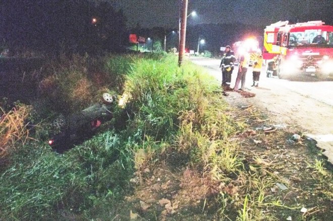 Veículo sai da pista e capotou na IvO Silveira