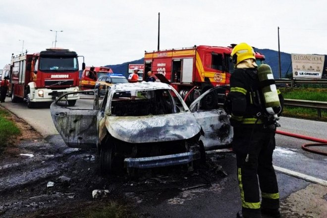 Carro incendiado na região da Grande Florianópolis