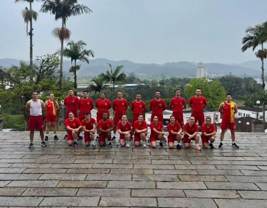 O grupo posou para uma foto no morro da Igreja Matriz