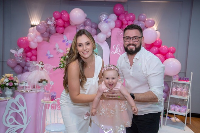 Lara Iris Quintino com os pais, Milene Prebianca e João Quintino