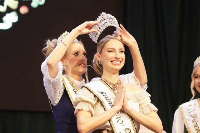 Gabrielle Cristine Kratz é a nova rainha, ao lado de Giane Prochnow e Gabriela Schoeler como princesas