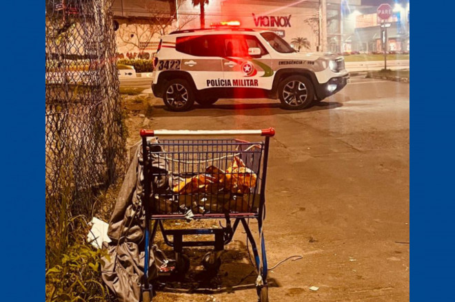 A vítima, em situação de rua, foi achada com ferimentos pelo corpo e faleceu antes do socorro