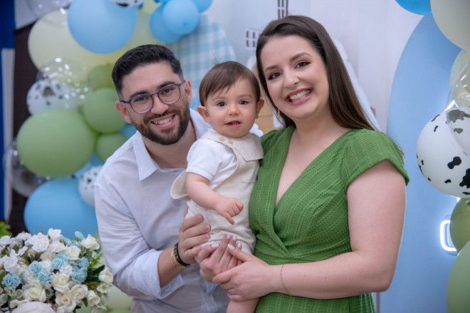 Vicente Zucchi Padilha, com os pais Gabriela Zucchi e Hedion Fernando Padilha