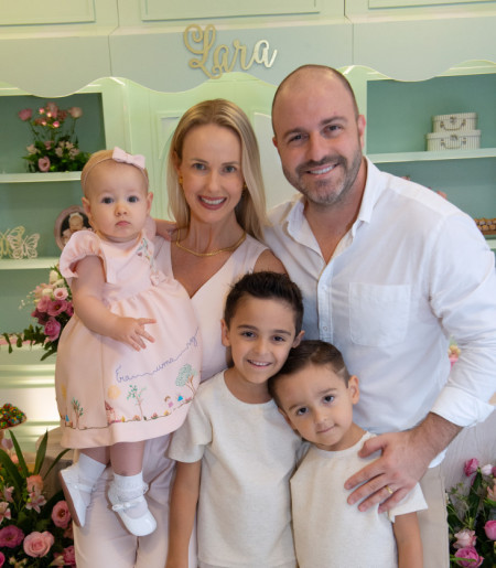 Lara Muller Bottós comemorando 1 aninho com a família