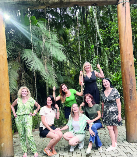 Momento de confraternização. Na foto Jaqueline, Fabiana, esta colunista, Alexssandra, Vera, Cida e Hilda.