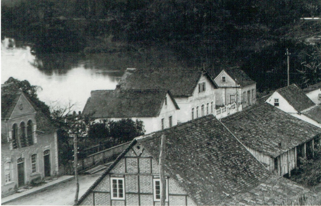 A Casa de Osmundo Klock (seta), sede da Intendência enquanto Gaspar foi 2º Distrito de Blumenau entre as décadas de 1920/1930. Em 1940, o imóvel foi comprado por José Krauss. Data: 1937