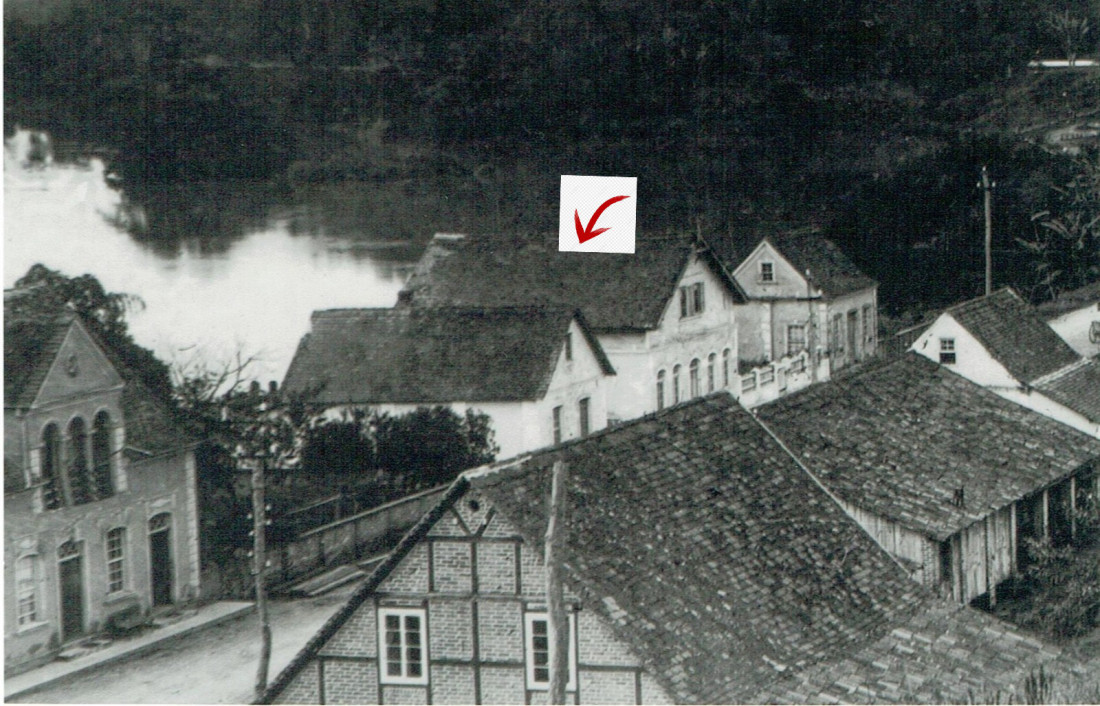 A Casa de Osmundo Klock (seta), sede da Intendência enquanto Gaspar foi 2º Distrito de Blumenau entre as décadas de 1920/1930. Em 1940, o imóvel foi comprado por José Krauss. Data: 1937