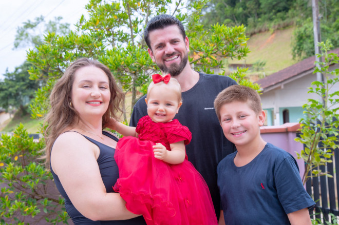 Helena Reinert e os pais Leandro e Gizeli e o irmão Lorenzo 