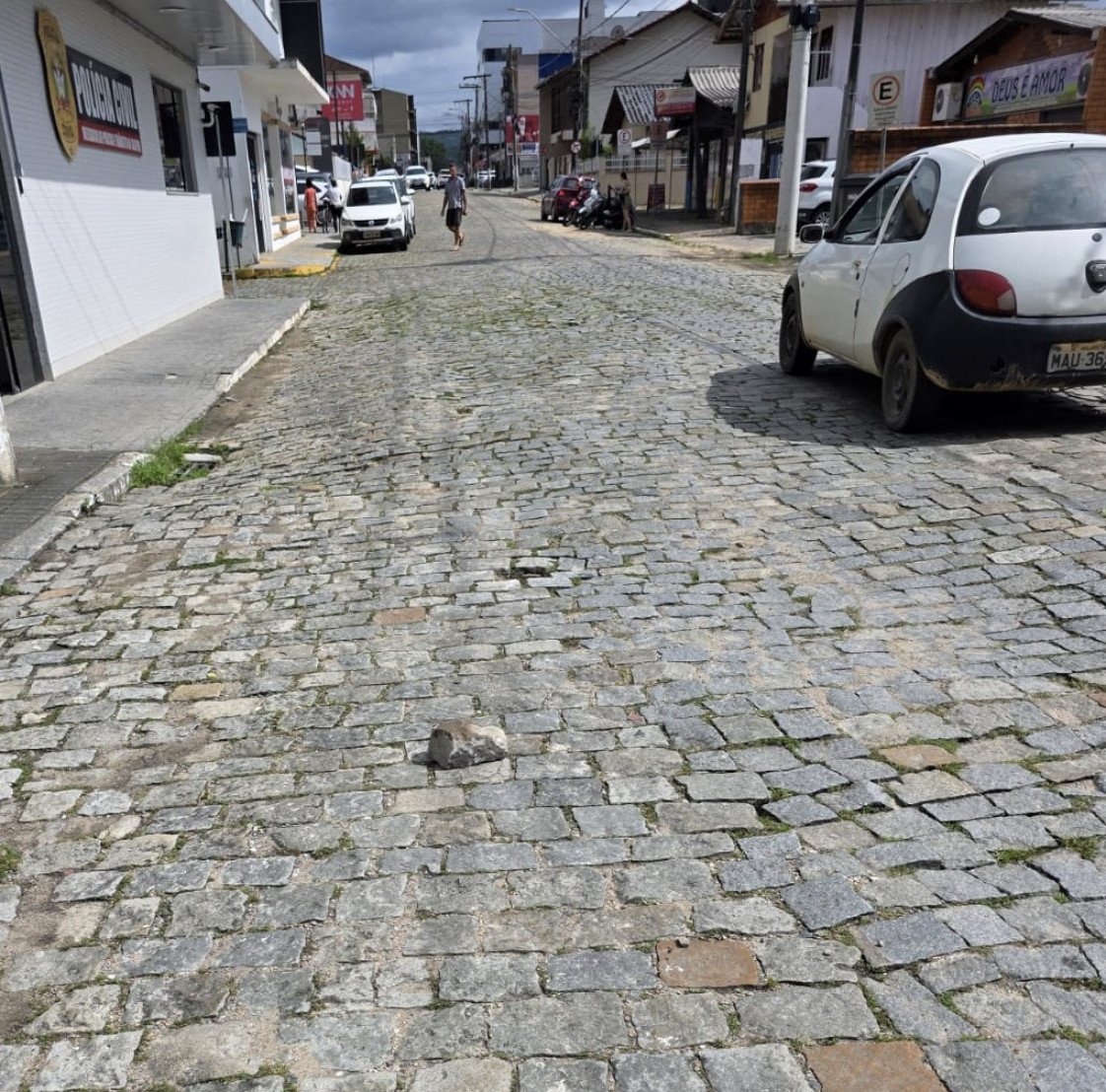 A pedra solta da via que provocou o acidente com o moticiclista