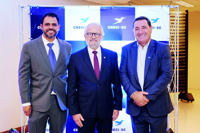 Everton Palaoro (Visor Notícias e vice-presidente Regional da Adjori/SC, Marcelo Brognoli (presidente do CRECI-SC) e José Roberto Dechamps (presidente da Adjori/SC e Brasil)