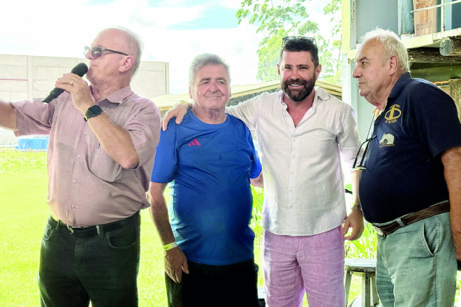 Padre Valdemar, o pai Celso Rangel, o anfitrião Betinho e Nenê, do Sítio Tio Duda