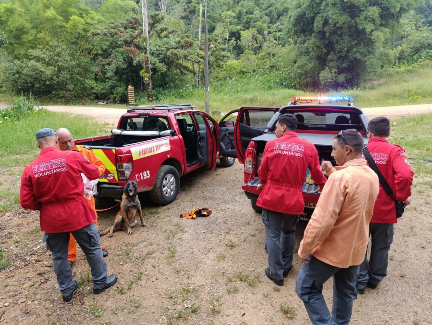 Bombeiros voluntários de Ilhota e Indaial realizam varredura na região dos Baús